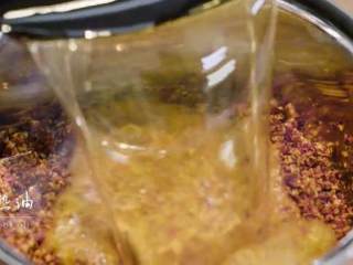 暖胃姜汁鸡配重庆小面,分三次浇在辣椒面里，搅拌均匀