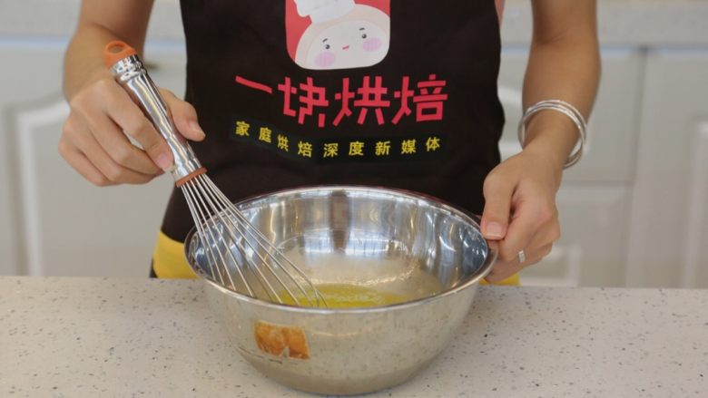 日式棉花蛋糕卷,2.将四个鸡蛋蛋清蛋黄分离，打散四个蛋黄加一个全蛋，搅拌均匀