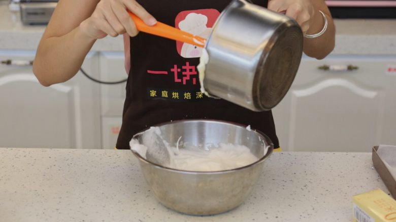 日式棉花蛋糕卷,10.在将蛋白面糊加入剩下的蛋白中，翻拌均匀
