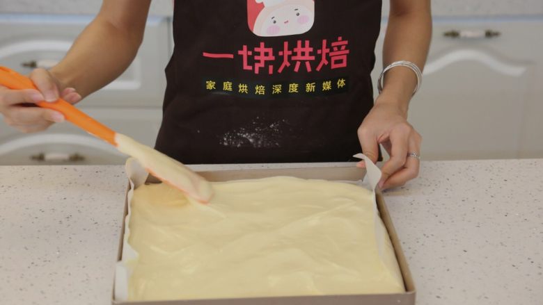 日式棉花蛋糕卷,12.用刮刀将表面弄平整，震几下模
