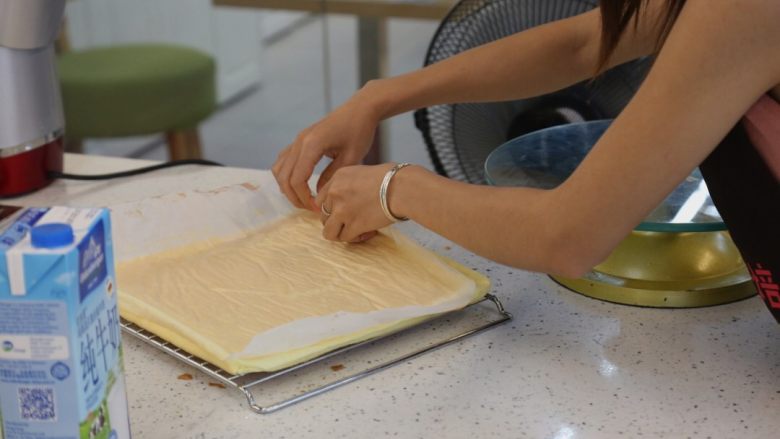日式棉花蛋糕卷,14.拿出烤好的蛋糕，等凉透再撕油纸即可食用。也可以在蛋糕上抹上果酱或奶油做成蛋糕卷噢！这个分蛋烫面版的海绵蛋糕吃起来口感更加湿润柔软！
