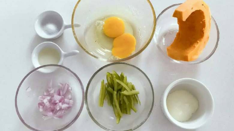 宝宝辅食：南瓜烘蛋—细腻软嫩，自带清甜，些许奶香！12M+,准备好所有食材。