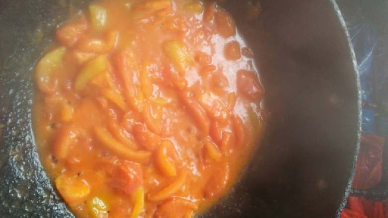 西红柿炒菜花,锅里放油，油热了放入西红柿翻炒，炒到西红柿化掉变的汁多，就可以放入菜花了