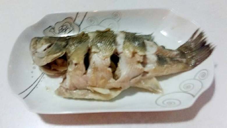 葱油鲈鱼,取出葱段，生姜片，倒出盘中的水分