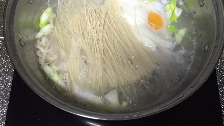 热汤面,放入水，先放葱花和鸡蛋再放入面条，面条很细所以先放入鸡蛋