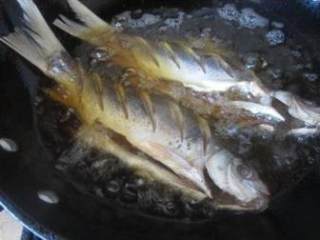 豆豉鲮鱼,炸锅里倒油，油烧热，将鲮鱼炸透到两面金黄，捞起沥油。