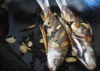 豆豉鲮鱼,放入炸好的鲮鱼，烧到收汁，起锅撒葱花。