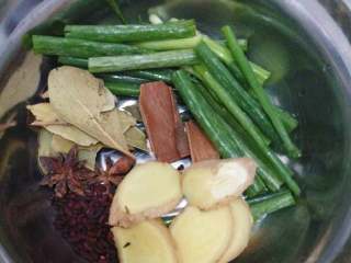 花生烧猪蹄,輔料:葱姜、桂皮、八角、香叶、红曲米等。