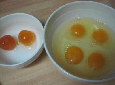 蟹黄蛋,将4个鸡蛋打入碗中，2个<a style='color:red;display:inline-block;' href='/shicai/ 13'>咸鸭蛋</a>将蛋清放入鸡蛋液中，蛋黄另放一碗。