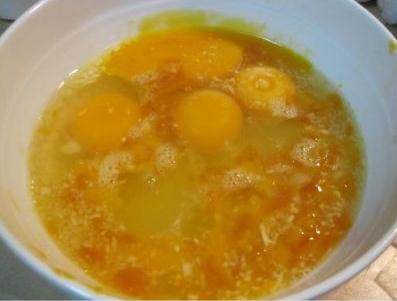 蟹黄蛋,将剁碎的咸鸭蛋蛋黄放入鸡蛋液中搅匀。
