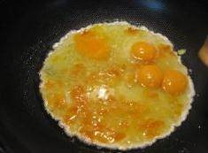 蟹黄蛋,锅里放油烧七成热，倒入鸡蛋液用锅铲不停的翻炒。