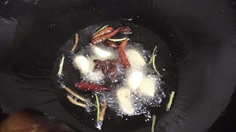 基围虾虾虾虾……,（花椒捞出后）放入葱姜蒜辣椒八角爆香。