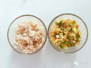 宝宝辅食：可以吃的米饭杯子,把步骤3中的食材盛出备用。然后把自制番茄酱加入到米饭中，和米饭搅拌均匀备用