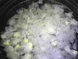 银耳雪梨羹,银耳泡发三小时 撕碎加冷水放砂锅炖煮四十分钟