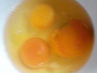 青椒鸡蛋,鸡蛋先打在碗里