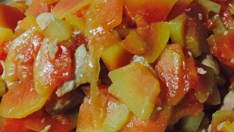 木瓜炒肉,煮软煮熟后加入适量的盐，酱油就可以出锅了