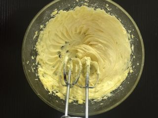 酸乳酪水果挞,先来做个挞底，
黄油提前软化好，加入糖粉，
用电动打蛋器打发至黄油颜色变淡发白
 
