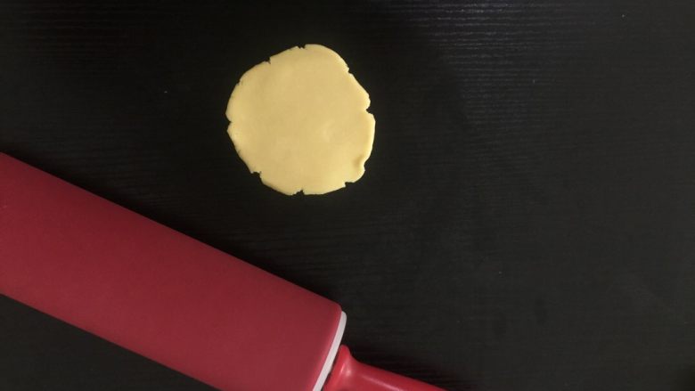酸乳酪水果挞,从胖子那揪一团小面团，
擀成厚约3mm,直径约12cm的面饼

 

 
