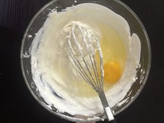 酸乳酪水果挞,加入鸡蛋搅匀（手滑放了一个，后来又捞出半个来）