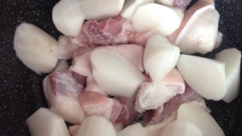 猪腿肉炖萝卜,猪肉和白萝卜放入锅中