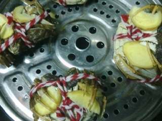 清蒸大闸蟹,每个大闸蟹肚子上放三片生姜片，放锅内蒸25分钟