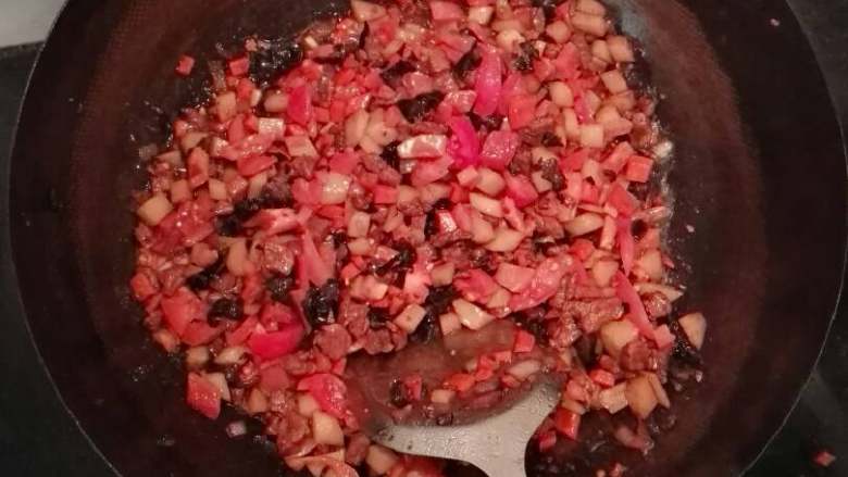 哨子面,放入西红柿进行翻炒，待西红柿炒化以后，加水煮
