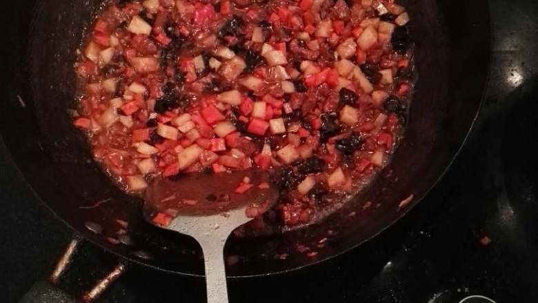 哨子面,西红柿融化在食材中，这时可以放盐，咸味可以进去菜中