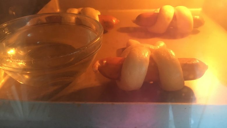 兔子香肠包,放入烤箱，用发酵功能38度左右进行二次发酵40分钟，同时放碗热水