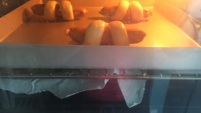 兔子香肠包,烤箱160预热后，放进去烤25分钟左右，上色太快可盖锡纸