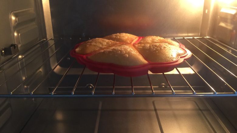鲜果华夫饼,盖上保鲜膜，静置半小时。然后取出面糊，搅拌几下后倒入硅胶模具即可烤制。170度烤制20分钟即可。