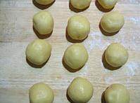 奶油黄桃塔,平均分割成12等份，滚圆。