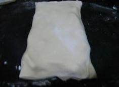 葡式蛋挞,面片左右对折包住黄油，排出空气，边缘按紧。
