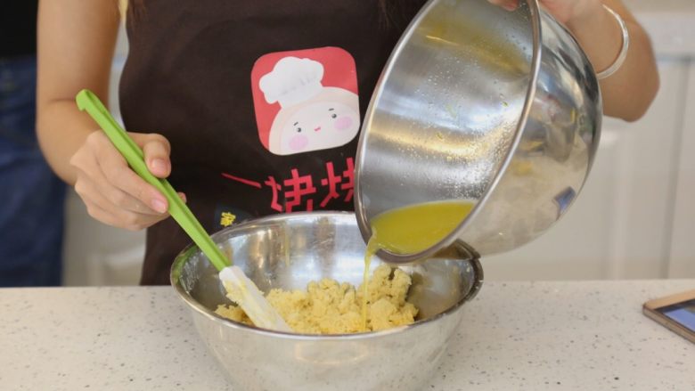 万圣节必选——南瓜椰香派,5.将冷藏好的蛋黄水，导入黄油粉中，搅拌均匀