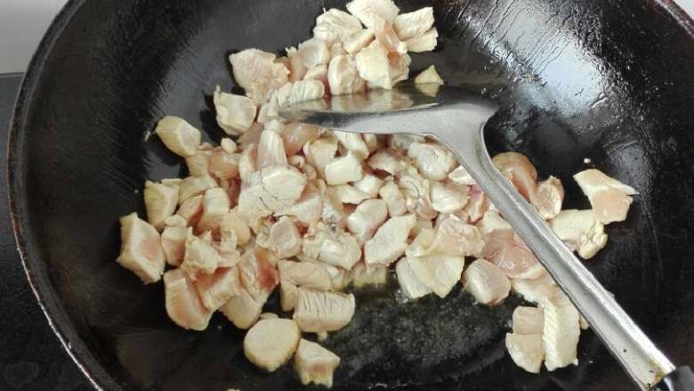 鸡肉咖喱饭〔简易午餐〕,少油，然后加入玉米土豆胡萝卜，然后加水〔水里可加少量淀粉〕