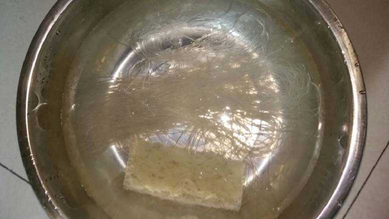 自制蒸米粉,即兴加点绿豆汤粉 透明的扁扁的滑滑的