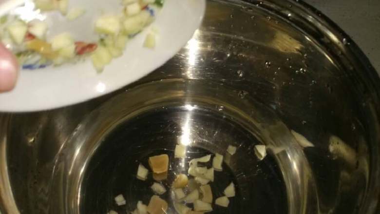 自制蒸米粉,我没等到开就放香菇脚  瑶柱  蒜  噢前面忘说了 水大概两碗 下面那个调淀粉的水是这两碗里的