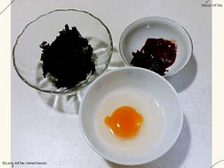 韩国石锅拌饭+#挑战鸡蛋的100种做法#,鸭蛋倒入碗中，紫菜撕碎，辣酱番茄酱（我怕辣所以加了番茄酱）
