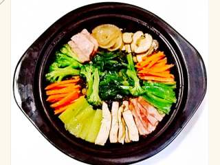 韩国石锅拌饭+#挑战鸡蛋的100种做法#,饭上面铺上各种蔬菜