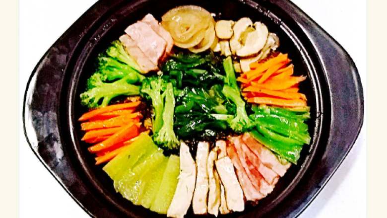 韩国石锅拌饭+#挑战鸡蛋的100种做法#,饭上面铺上各种蔬菜