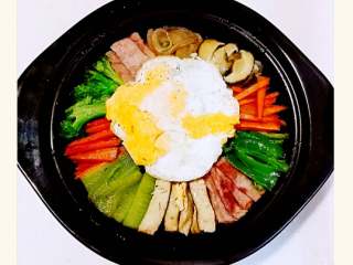 韩国石锅拌饭+#挑战鸡蛋的100种做法#,把烫好的鸭蛋放在中间