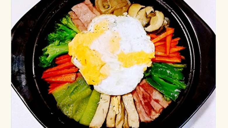 韩国石锅拌饭+#挑战鸡蛋的100种做法#,把烫好的鸭蛋放在中间