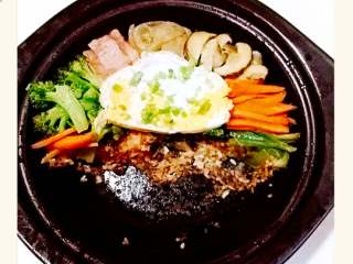 韩国石锅拌饭+#挑战鸡蛋的100种做法#,锅底有点锅巴很香哟，2个人可以吃的量。