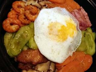 韩国石锅拌饭+#挑战鸡蛋的100种做法#,这是第一次做的韩国石锅拌饭