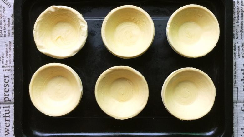 第一次Diy 葡式蛋挞,冷冻蛋挞皮从冰箱取出，解冻至蛋挞皮底部发干。