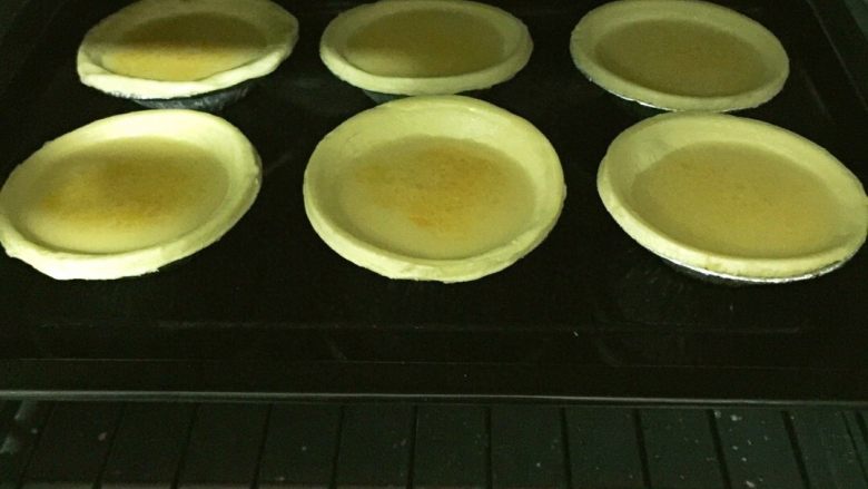 第一次Diy 葡式蛋挞,烤箱预热10分钟。调节200度，上下火，烤制25分钟左右。