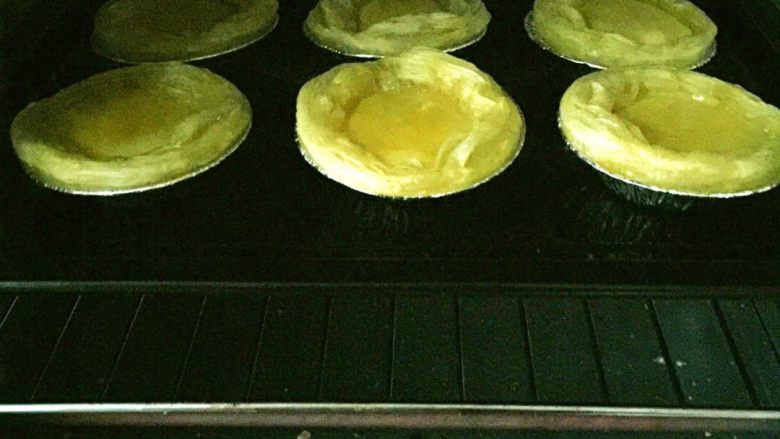 第一次Diy 葡式蛋挞,中间要经常看看，蛋挞皮变酥脆了，蛋挞中间焦黄即可关闭烤箱。