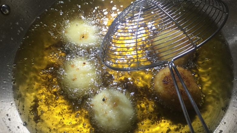 爱芝士爱土豆，所以爱上土豆爆浆芝士球！,下锅炸至金黄温油即可
