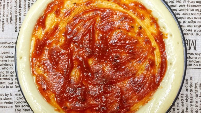 第一次DIY 杂蔬火腿肠披萨🍕饼,均匀涂抹披萨酱在饼胚上。