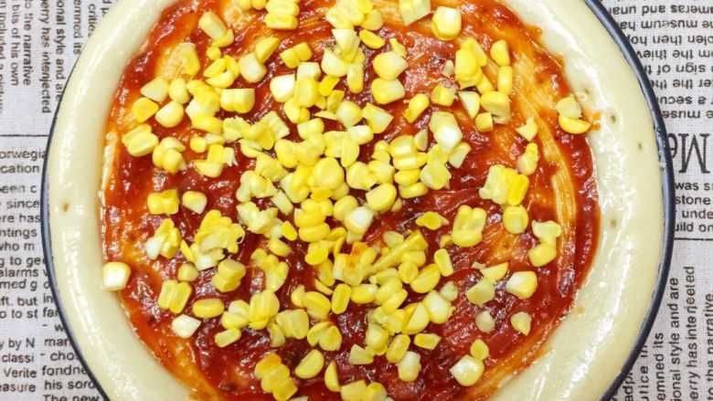 第一次DIY 杂蔬火腿肠披萨🍕饼,均匀撒上玉米粒。