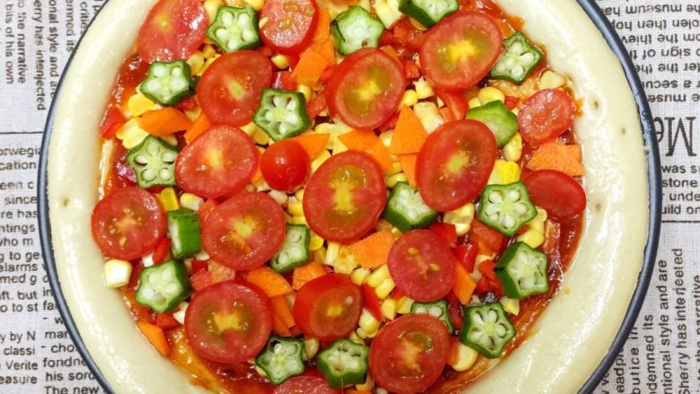 第一次DIY 杂蔬火腿肠披萨🍕饼,均匀撒上红辣椒碎，胡萝卜丁，秋葵，樱桃番茄。